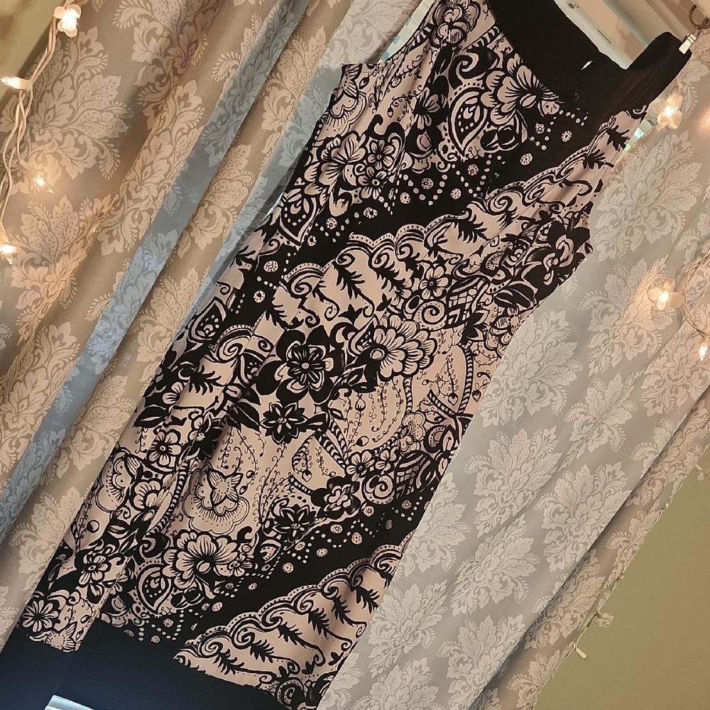 Elegant Black and Cream Floral Dress - Picture 3 of 4